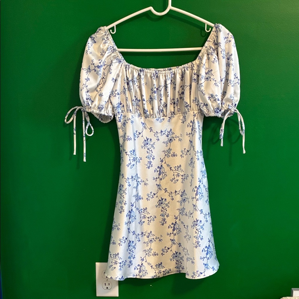 Forever 21 Junior’s Size XS Blue and White Floral Short Sleeve Mini Dress